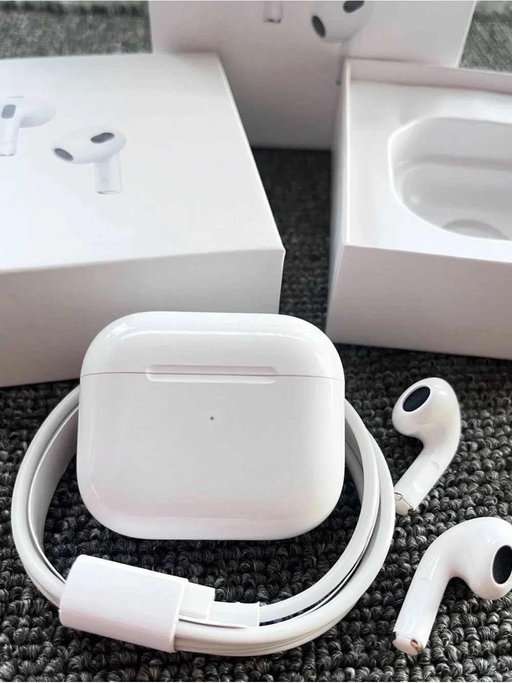 Apple White Wireless Earbuds with Charging Case and Lightning Cable